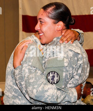 SPC. Dominguez (rechts) der Hauptsitz und zentrale Loslösung, 93. Military Police Battalion, umfasst ein anderer Soldat bei einer Umschichtung Zeremonie hier in Mitchell W. Stout Turnhalle auf Fort Bliss nach einem neun-Monats-lange Pflicht in Guantanamo Bay, Juni 27. (Foto: US-Armee Sgt. James Avery) Reise %%% E2 %%% 80 %%% 99s beenden, HHD, 93. MP BN kommt aus Kuba 140627-A-FJ979-004 Stockfoto