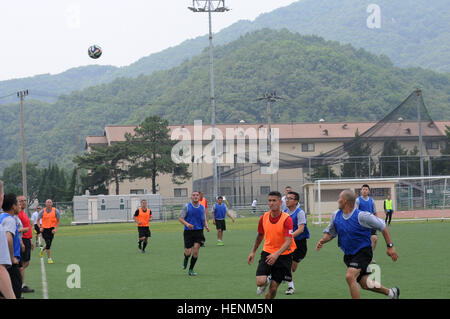 Soldaten aus 210. Feldartillerie Brigade spielen Fußball bei Carey Field auf Camp Casey, Südkorea, wo 1. Bataillon, 38. Feldartillerie-Regiment, 210. FA. Bde, 2. US-Infanteriedivision ging Kopf an Kopf mit 6. Bataillon, 37. Feldartillerie-Regiment, 210. FA. Bde, 2. inf Div. während einer der vielen Sportveranstaltungen der Krieger Freundschaft Woche. Krieger Freundschaft Tag Premierenwoche 140630-A-DF794-007 Stockfoto