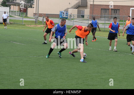 Soldaten aus 210. Feldartillerie Brigade spielen Fußball bei Carey Field auf Camp Casey, Südkorea, wo 1. Bataillon, 38. Feldartillerie-Regiment, 210. FA. Bde, 2. US-Infanteriedivision ging Kopf an Kopf mit 6. Bataillon, 37. Feldartillerie-Regiment, 210. FA. Bde, 2. inf Div. während einer der vielen Sportveranstaltungen der Krieger Freundschaft Woche. Krieger Freundschaft Tag Premierenwoche 140630-A-DF794-010 Stockfoto