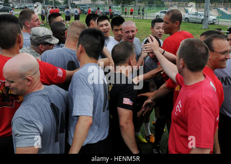 Soldaten aus 210. Feldartillerie Brigade spielen Fußball bei Carey Field auf Camp Casey, Südkorea, wo 1. Bataillon, 38. Feldartillerie-Regiment, 210. FA. Bde, 2. US-Infanteriedivision ging Kopf an Kopf mit 6. Bataillon, 37. Feldartillerie-Regiment, 210. FA. Bde, 2. inf Div. während einer der vielen Sportveranstaltungen der Krieger Freundschaft Woche. Krieger Freundschaft Tag Premierenwoche 140630-A-DF794-024 Stockfoto