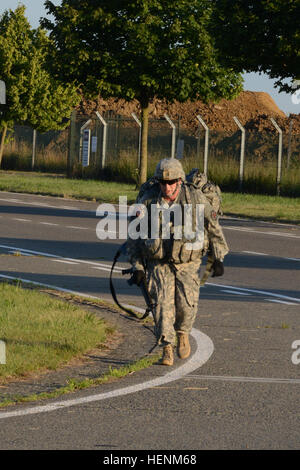 US Armee Sgt. Brandon Teneyck, US-Armee Garnison Benelux, endet der vier Meilen Straße marschieren während des Trainings am besten Krieger auf Chièvres Air Base, Belgien, 1. Juli 2014 (US Armee-Foto von visuellen Informationen Spezialist Pascal Demeuldre veröffentlicht) besten Krieger Übung, USAG Benelux 140701-A-RX599-000 Stockfoto