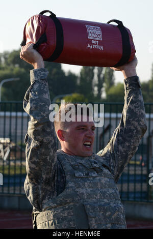 US Armee Sgt. Bradley Zink, mit US-Armee Garnison Benelux, wirft das Zwanzigfache eine Belastung von 40 lb die höchstmögliche während des Trainings am besten Krieger auf Chièvres Luftwaffenstützpunkt, Belgien, 1. Juli 2014 (US Armee-Foto von visuellen Informationen Spezialist Pascal Demeuldre veröffentlicht) besten Krieger Übung, USAG Benelux 140701-A-RX599-043 Stockfoto