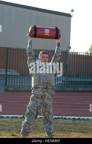 US Armee Sgt. Bradley Zink, mit US-Armee Garnison Benelux, wirft das Zwanzigfache eine Belastung von 40 lb die höchstmögliche während des Trainings am besten Krieger auf Chièvres Luftwaffenstützpunkt, Belgien, 1. Juli 2014 (US Armee-Foto von visuellen Informationen Spezialist Pascal Demeuldre veröffentlicht) besten Krieger Übung, USAG Benelux 140701-A-RX599-050 Stockfoto