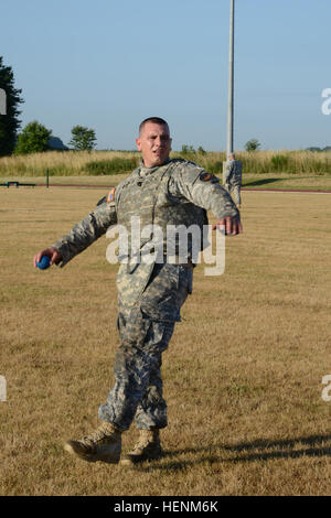 US Armee Sgt. Joe Quirarte mit US-Armee Garnison Benelux, startet eine dummy Granate so nah wie möglich an das Ziel während der besten Krieger Übung auf Chièvres Luftwaffenstützpunkt, Belgien, 1. Juli 2014 (US Armee-Foto von visuellen Informationen Spezialist Pascal Demeuldre veröffentlicht) besten Krieger Übung, USAG Benelux 140701-A-RX599-111 Stockfoto