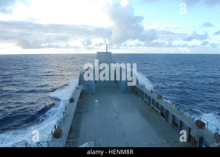 Logistische Unterstützung Schiff 2 - U.S. Armee Schiff CW3 Harold A. Clinger, besetzt durch eine 163. Transport Ablösung Besatzung begann von seinem Heimathafen am gemeinsamen Basis Pearl Harbor-Hickam am 2. Juli, das erste von acht Schlepplifte zwischen Kaneohe Bay und Kawaihae Hafen zur Unterstützung der 3. Marines im Rahmen der Biennale Felge der Pazifik 2014 Übung durchzuführen. LSV-2 wird auch partner mit 25. Infanterie-Division 25. Combat Aviation Brigade, für Unfall-Evakuierung Operationen und eine Antenne an Bord mit der New Zealand Navy Nachschub und Logistik über die Ufer-Operationen während RIMPAC durchführen Stockfoto