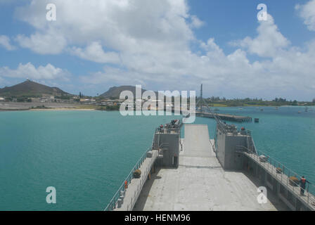 Logistische Unterstützung Schiff 2 - U.S. Armee Schiff CW3 Harold A. Clinger, besetzt durch eine 163. Transport Ablösung Besatzung begann von seinem Heimathafen am gemeinsamen Basis Pearl Harbor-Hickam am 2. Juli, das erste von acht Schlepplifte zwischen Kaneohe Bay und Kawaihae Hafen zur Unterstützung der 3. Marines im Rahmen der Biennale Felge der Pazifik 2014 Übung durchzuführen. LSV-2 wird auch partner mit 25. Infanterie-Division 25. Combat Aviation Brigade, für Unfall-Evakuierung Operationen und eine Antenne an Bord mit der New Zealand Navy Nachschub und Logistik über die Ufer-Operationen während RIMPAC durchführen Stockfoto