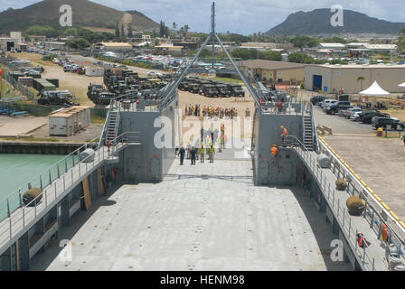 Logistische Unterstützung Schiff 2 - U.S. Armee Schiff CW3 Harold A. Clinger, besetzt durch eine 163. Transport Ablösung Besatzung begann von seinem Heimathafen am gemeinsamen Basis Pearl Harbor-Hickam am 2. Juli, das erste von acht Schlepplifte zwischen Kaneohe Bay und Kawaihae Hafen zur Unterstützung der 3. Marines im Rahmen der Biennale Felge der Pazifik 2014 Übung durchzuführen. LSV-2 wird auch partner mit 25. Infanterie-Division 25. Combat Aviation Brigade, für Unfall-Evakuierung Operationen und eine Antenne an Bord mit der New Zealand Navy Nachschub und Logistik über die Ufer-Operationen während RIMPAC durchführen Stockfoto