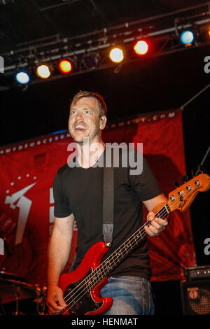 Rick Burch, Bassist Jimmy Eat World, eine Rock-Band aus Mesa, Arizona. Sie setzen auf ein Konzert für Förderer der Naval Station Guantanamo Bay an der Tiki-Bar Samstag, 5 Juli. Jimmy Essen Ruck Haus 140705-A-KY529-131 Stockfoto