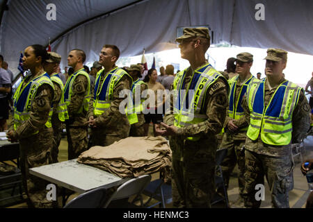 Mitglieder der 202. Military Police Company, von Fort Bliss, Texas, nehmen einen Moment der Stille zu erinnern, ihre gefallenen Kameraden vor ihrer Erinnerung bei Bagram Air Field, Afghanistan, 8. Juli 2014 laufen. (Foto von Master Sgt. Kap Kim, kombinierte gemeinsame Task Force-10 Public Affairs) (Freigegeben) Bereitgestellte MPs Ehren gefallenen 140708-A-DS387-012 Stockfoto