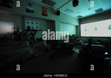 Task Force Wolf Soldaten feuern eine M4 A1 Carbine während Waffentraining mit Engagement Skills Trainer 2000 während Cadet Sommer Training (CST) am Fort Knox, Kentucky, 8 Juli durchgeführt. Die EST-2000 ist eine visuelle Waffen Simulator-EDV-System entwickelt, um Service-Mitglieder kostengünstige Treffsicherheit Training und andere Waffe Übungen in zahlreichen Umgebungen ohne Munition Einschränkungen durchführen können. Die Task Force betreibt den Simulator etwa einmal pro Woche eine Möglichkeit für Kader, ihre Waffen Sprachkenntnisse verbessern. (US Armee-Foto von Staff Sgt Shejal Pulivarti/freigegeben) Stockfoto