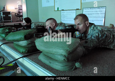 Task Force Wolf Soldaten feuern eine M4 A1 Carbine während Waffentraining mit Engagement Skills Trainer 2000 während Cadet Sommer Training (CST) am Fort Knox, Kentucky, 8 Juli durchgeführt. Die EST-2000 ist eine visuelle Waffen Simulator-EDV-System entwickelt, um Service-Mitglieder kostengünstige Treffsicherheit Training und andere Waffe Übungen in zahlreichen Umgebungen ohne Munition Einschränkungen durchführen können. Die Task Force betreibt den Simulator etwa einmal pro Woche eine Möglichkeit für Kader, ihre Waffen Sprachkenntnisse verbessern. (US Armee-Foto von Staff Sgt Shejal Pulivarti/freigegeben) Stockfoto