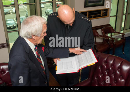 Veteranen des zweiten Weltkriegs Sgt. Don Carter weist darauf hin seinen Namen in ein Buch aus dem zweiten Weltkrieg, die US Army Chief Of Staff General Ray Odierno während seine Büro-Gesprächs mit Odierno im Pentagon, Arlington, VA., 9. Juli 2014. Carter diente im zweiten Weltkrieg mit der 4. US-Infanteriedivision, zugeordnet der 44. Field Artillery Battalion, kämpfen in der Normandie, Nordfrankreich, Ardennen in der Ardennenoffensive, Rheinland, und in Mitteleuropa. (US Armee-Foto von Staff Sgt. Mikki L. Sprenkle/freigegeben) WWII Veteran Sgt. Don Carter trifft mit uns Armee Stabschef General Ray Odierno 140709-A-KH856-075 Stockfoto