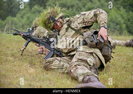 Britische Armee Royal Military Academy Sandhurst Kadett beteiligt sich an einem Führungstraining Entwicklung bei der 7. Armee gemeinsame Multinational Training Command, Deutschland, 8. Juli 2014. Das Training beinhaltet live-Feuer-Übungen auf dem Truppenübungsplatz Grafenwöhr und Manöver Übungen auf dem Truppenübungsplatz Hohenfels.  Die Übung, dynamische Sieg ist die final-Feld-Übung für Sandhurst Kadetten, bevor sie Offiziere in der britischen Armee werden. Es hat zum dritten Mal in Folge hat Sandhurst kulminierende Trainingsübung für Kadetten an der US-Armee-Einrichtungen im südlichen Keim statt Stockfoto