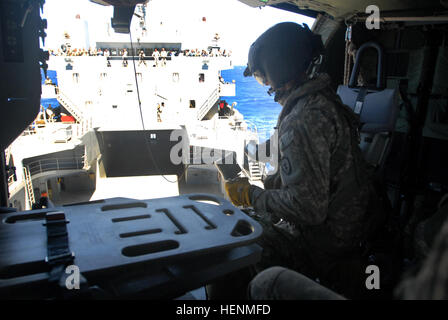 Armee Seeleute aus, das 163. Transport ablösen und Navy Matrosen mit den Küsten Riverine Fliegerstaffel 11 an Bord LSV-2, CW3 Harold C. Clinger, beteiligen sich an eine Unfall-Evakuierung-Übung mit der 25. Combat Aviation Brigade während der Biennale Felge der Pazifik 2014 Übung, 10.Juli. Armee, Marine Übung Unfall Evakuierungsoperationen während RIMPAC 140710-A-YZ662-282 Stockfoto