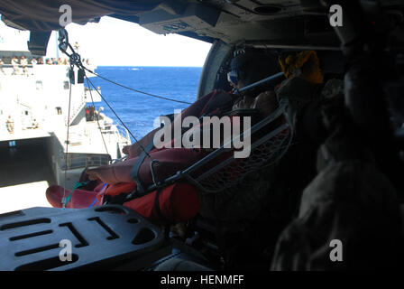 Armee Seeleute aus, das 163. Transport ablösen und Navy Matrosen mit den Küsten Riverine Fliegerstaffel 11 an Bord LSV-2, CW3 Harold C. Clinger, beteiligen sich an eine Unfall-Evakuierung-Übung mit der 25. Combat Aviation Brigade während der Biennale Felge der Pazifik 2014 Übung, 10.Juli. Armee, Marine Übung Unfall Evakuierungsoperationen während RIMPAC 140710-A-YZ662-308 Stockfoto