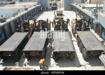 Armee Seeleute aus der 163. Transport-Abteilung und ihre Kollegen 15 Fahrzeuge direkt vom Ufer auf logistische Unterstützung Schiff-2, U.S. Army Schiff CW3 Harold C. Clinger, während kombiniert gemeinsame Logistik über die Ufer (CJLOTS) Operationen auf Ford Island, Hawaii, 11 Juli im Rahmen des laden US-Navy üben am Rand des Pazifik-2014. Der LSV hat Bug und Heck Rampen für Roll-on und - Betrieb und kann selbst zu laden oder Entladen von Fracht über dem Ufer in weniger als 4 Fuß Wasser Strand. (US Armee-Foto von Spc. David Innes, 8. Theater Sustainment Command Public Affairs/Relea Stockfoto