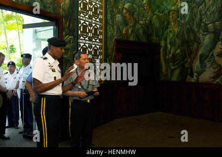 Gen Vincent K. Brooks, US Army Pacific Kommandierender general gibt einen Überblick zur Republik der Korea Armee General Park Seon Woo, 24. stellvertretender Kommandeur der Combined Forces Command während eine Ehre Zeremonie für Park am historischen Palm Circle, Fort Shafter, Hawaii, Juli 11. Brooks diskutiert USARPAC und Palm Kreis Geschichte mit Park. Die USA und Südkorea wurde partnered Nationen halten ein Bündnis für mehr als 61 Jahren. Während ihres Treffens gesprochen Brooks und Park Möglichkeiten, einander unterstützen und stärken die Partnerschaft zwischen den beiden Nationen. (US Armee-Foto von Staff Sgt Kyle J. Richar Stockfoto