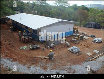 Die Soldaten der texanischen Armee der Nationalgarde der 236. Ingenieurkompanie, 111. Ingenieurbataillon, 176. Ingenieurbrigade, bauten vom 17. Bis 31. Mai 2014 eine Overhead-Abdeckung für eine Kochstation am Standort El Roble in der Nähe von Zacapa, Guatemala. Im Rahmen von Beyond the Horizon 2014 leisteten Soldaten technische Verbesserungen an drei regionalen Schulen, um die lokale Infrastruktur und die Entwicklung von Gemeinden zu unterstützen. Stockfoto
