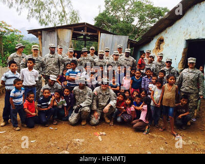 Die Soldaten der texanischen Armee der Nationalgarde der 236. Ingenieurkompanie, 111. Ingenieurbataillon, 176. Ingenieurbrigade, halfen vom 17. Bis 31. Mai 2014 während Beyond the Horizon 2014 bei technischen Verbesserungen an drei Schulen in der Nähe von Zacapa, Guatemala. Stockfoto