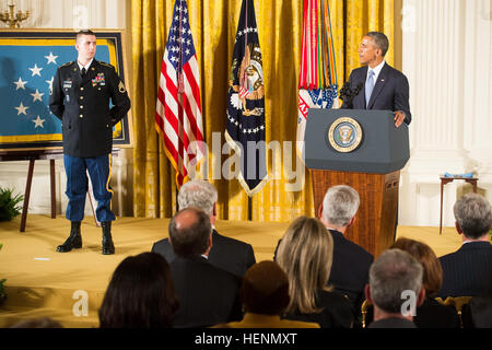 Präsident Barack Obama lobt ehemaliger Staff Sgt Ryan M. Pitts für seinen Mut während einer Medal Of Honor-Zeremonie im Weißen Haus in Washington, DC, 21. Juli 2014. Pitts erhält die Medal Of Honor für die Heldentaten, die er während einer der blutigsten Schlachten in bIfFigEr, Afghanistan, 13. Juli 2008 angezeigt. (Foto: U.S. Army Staff Sgt Steve Cortez / veröffentlicht) Ryan Pitts erhält Medal Of Honor 140721-A-NX535-024 Stockfoto