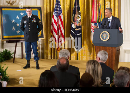 Ehemaliger Staff Sgt Ryan M. Pitts lächelt eine Bemerkung, die Präsident Barack Obama während einer Medal Of Honor-Zeremonie im Weißen Haus in Washington, DC, 21. Juli 2014 vorgenommen. Pitts erhält die Medal Of Honor für die Heldentaten, die er während einer der blutigsten Schlachten in bIfFigEr, Afghanistan, 13. Juli 2008 angezeigt. (Foto: U.S. Army Staff Sgt Steve Cortez / veröffentlicht) Ryan Pitts erhält Medal Of Honor 140721-A-NX535-028 Stockfoto