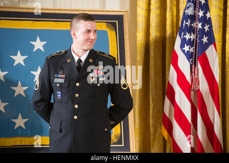 Ehemaliger Staff Sgt Ryan M. Pitts lächelt eine Bemerkung, die Präsident Barack Obama während einer Medal Of Honor-Zeremonie im Weißen Haus in Washington, DC, 21. Juli 2014 vorgenommen. Pitts erhält die Medal Of Honor für die Heldentaten, die er während einer der blutigsten Schlachten in bIfFigEr, Afghanistan, 13. Juli 2008 angezeigt. (Foto: U.S. Army Staff Sgt Steve Cortez / veröffentlicht) Ryan Pitts erhält Medal Of Honor 140721-A-NX535-029 Stockfoto