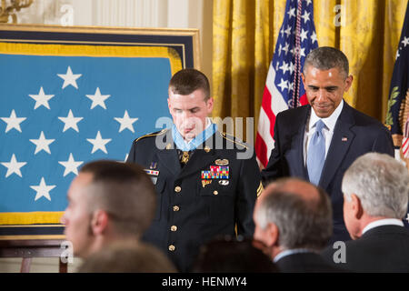 Präsident Barack Obama und ehemaliger Staff Sgt Ryan M. Pitts gehen von der Bühne gemeinsam nach einer Medal Of Honor-Zeremonie im Weißen Haus in Washington, DC, 21. Juli 2014. Pitts erhält die Medal Of Honor für die Heldentaten, die er während einer der blutigsten Schlachten in bIfFigEr, Afghanistan, 13. Juli 2008 angezeigt. (Foto: U.S. Army Staff Sgt Steve Cortez / veröffentlicht) Ryan Pitts erhält Medal Of Honor 140721-A-NX535-059 Stockfoto