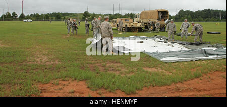 Bei der Ankunft zu den Wächter-Zentren in Perry, Ga., begann Raging Bull Soldaten aus Batterie B, 3. US-Infanteriedivision, 1. Bataillon, 10. Feldartillerie-Regiment, 3rd Armored Brigade Combat Team sofort ein Operations Center einrichten. Die Soldaten im Einsatz am 22. Juli als Teil der Scarlet Antwort. Scharlachrote Antwort war eine Notfall Einsatz Bereitschaft Übung führte in Verbindung mit lebhaften Reaktion, eine kombinierte Übung in Indiana statt und unter der Regie von Generalleutnant Charles H. Jacoby Jr., der Kommandeur der US Northern Command, und unter der Leitung von US Army North (5. Armee). Sledgehammer So Stockfoto