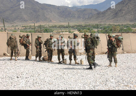 Soldaten aus dem 2. Bataillon, 503. Infanterieregiment 173rd Airborne Brigade, die afghanische Armee und die afghanische Grenzschutz führen Schulungen zum betreten und verlassen einer CH-47 Chinook in Vorbereitung für Rock-Tempest, der am 12. April auf FOB-Festung in der Provinz Konar Afghanistan am 11. April 2008 beginnen wird. (US Army Foto/Sgt. Johnny R. Aragon) In der Luft, bereiten Soldaten der afghanischen Armee für den gemeinsamen Betrieb. 86956 Stockfoto