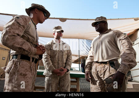 Marine Sgt. Bryan Guinand, St. Petersburg, Florida, native, eingehende a-Klasse ich Unteroffizier Verantwortlichen Hof bekämpfen logistischen Bataillon 1 zugewiesen, links, Marine Sergeant Ronald Clark, Lake Havasu City, Arizona, native, a-Klasse, die ich Hof Betreuer zugewiesen, Bekämpfung der logistischen Bataillon 7, Zentrum und Marine Staff Sgt Shawn Bowman, ein Brooklyn, N.Y., native, Versorgung Support-Aktivitäten, die NCOIC CLB 1 zugeordnet , rechts, diskutieren Zukunftspläne für die Klasse ich Hof am Camp Leatherneck 23.Juli. Hof werden die neue Heimat für die SSA und medizinische Logistiklager als einen Weg zur Konsolidierung der Logistik Stockfoto