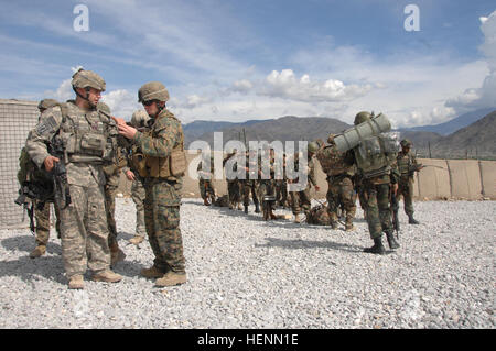 Soldaten aus dem 2. Bataillon, 503. Infanterieregiment 173rd Airborne Brigade, die afghanische Armee und die afghanische Grenzschutz führen Schulungen zum betreten und verlassen einer CH-47 Chinook in Vorbereitung für Rock-Tempest, der am 12. April auf FOB-Festung in der Provinz Konar Afghanistan am 11. April 2008 beginnen wird. (US Army Foto/Sgt. Johnny R. Aragon) In der Luft, bereiten Soldaten der afghanischen Armee für den gemeinsamen Betrieb. 86957 Stockfoto