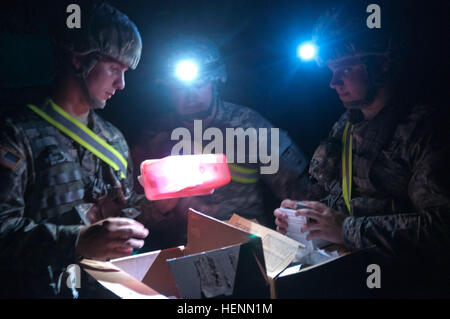 US Army Reserve Sanitäter mit Headquarters und Headquarters Company, 397th Pionier-Bataillon, richten Sie ihre Ausrüstung in der Vorbereitung für die Montage der improvisierten Ribbon Bridge über den Arkansas River, 23. Juli um Fort Chaffee, Arkansas, während Betrieb Fluss Angriff. Als Vorsichtsmaßnahme hatten Mediziner Stationen jeden Startplatz. (Foto: U.S. Army Staff Sgt Debralee beste) Ingenieure zu komponieren Brücke über Arkansas River 140723-A-FW423-075 Stockfoto