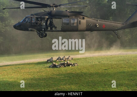 Soldaten mit Unternehmen B, 3. Bataillon 15. Infanterie-Regiment, 4th Infantry Brigade Combat Team, 3. Infanterie-Division, ziehen Sie Sicherheit nach Einlegen von einem UH-60 Blackhawk Hubschrauber 23. Juli 2014, am Camp Shea, West Point, New York (US Army Foto von 1LT Nicholas Richardson, 3-15 weniger als Reserveoffizier, 4IBCT, 3. ID) %%% E2 %%% 80 %%% 98Can tun %%% E2 %%% 80 %%% 99 Soldaten führen Luft Angriff Ausbildung , Mark Jahrestag der gefallenen Brüder 140723-A-XX999-001 Stockfoto