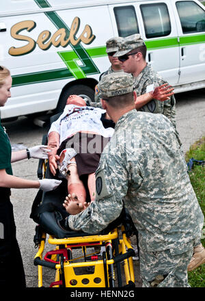 Beitragen Sie Sgt. Tyler Hagan, Spc. Zachary Rudolph und Pfc Larry Litton, Militär Polizisten aus der 384. Military Police Company, Indiana National Guard Response Force, dazu, einen simulierten verletzten Bürger auf einer Bahre mit einem Krankenwagen hier 23 Juli als Teil der lebendigen Antwort 14 evakuiert werden. Lebendige Antwort %%% E2 %%% 80 %%% 9914 Hits Mittelpunkt 140723-A-UQ901-677 Stockfoto