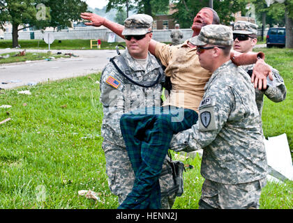 Sgt. Tyler Hagan, Spc. Zachary Rudolph und Pfc. Larry Litton, Militär Polizisten mit der 384. Military Police Company, Indiana National Guard Reaktionskräfte aus Bloomington, ind. tragen eine simulierte verletzte Person in einen Krankenwagen 23 Juli während lebendige Antwort 14 hier. VR-14 ist eine Übung wo ungefähr 5.000 Militärangehörige und Zivilisten aus dem Militär und andere Bundes- und Agenturen im ganzen Land bilden, zu einem katastrophalen inländischen Ereignis zu reagieren. Es dauert keinen Dummy, eine helfende Hand 072314-A-UQ901-010 Stockfoto