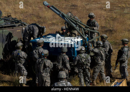 Soldaten des 744. Und 368. Ingenieur-Bataillons bereiten eine M58-Mine Clearing Line (MICLIC) in Fort Hunter Liggett vor, wobei sie ein Raketenseil mit C-4-Sprengstoff verwenden, um einen fahrzeugweiten Weg durch vermutete explosionsgefährdete Bereiche zu räumen. Stockfoto