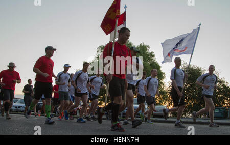 Soldaten aus Joint Base Lewis-McChord, Washington, und aktuelle und ehemalige Marines ausziehen während immer Brüder 100-Miler Leschi Marina in Seattle Juli 26. Der Lauf wurde gegründet, um Marine Kapitän Tyler Swisher, zu Ehren der im Irak 2005 starb, und in diesem Jahr sammelte Geld für die Kinder der gefallenen Soldaten. Immer Brüder läuft Veranstaltungen für wohltätige Zwecke seit vier Jahren, und dies ist das erste Mal, sie hatten Soldaten aus JBLM teilnehmen. (Foto: US-Armee Sgt. Cody Quinn, 28. Public Affairs Abteilung/freigegeben) JBLM Soldaten laufen Marines 100 Meilen zu Ehren der gefallenen 140726-A-BX700-097 Stockfoto