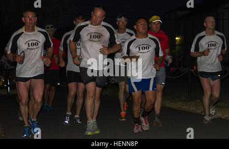 Soldaten aus Joint Base Lewis-McChord, Washington, und aktuelle und ehemalige Marines machen ihren Weg durch Orting, Wash., während die immer Brüder 100-Miler 26 Juli. Der Lauf wurde gegründet, um Marine Kapitän Tyler Swisher, zu Ehren der im Irak 2005 starb, und in diesem Jahr sammelte Geld für die Kinder der gefallenen Soldaten. Immer Brüder läuft Veranstaltungen für wohltätige Zwecke seit vier Jahren, und dies ist das erste Mal, sie hatten Soldaten aus JBLM teilnehmen. (Foto: US-Armee Sgt. Cody Quinn, 28. Public Affairs Abteilung/freigegeben) JBLM Soldaten laufen Marines 100 Meilen zu Ehren der gefallenen 140726-A-BX700-154 Stockfoto