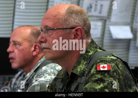 Canadian Army Reserve Stabschef Major General Kelly Woiden neben US Armee Generalmajor David W. Puster beobachtet, wie die Mitglieder der 441sten medizinischen Gesellschaft, ihre Rolle in Krieger Übung (WAREX) 91 erklären 14-03 am Fort Hunter Liggett, Calif., 28. Juli 2014. Woiden beobachtete Training mit Hoffnungen, kanadische Soldaten, zukünftige WAREXs zu senden. (Foto: U.S. Army Pvt. Travis Terreo, 205. Press Camp Sitz) Canadian Army Reserve Stabschef Umfragen Ausbildung in Kalifornien 140728-A-MD393-416 Stockfoto