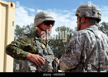 Canadian Army Reserve Stabschef Major General Kelly Woiden und US Armee Generalmajor David W. Puster diskutieren Krieger Übung (WAREX) 91 14-03 Ausbildung nach Zeugen oppositionelle Kräfte angreifen einen Eintrag Check point auf vorwärts Operating Base Station als Teil der Ausbildung 28. Juli 2014, am Fort Hunter Liggett, Kalifornien Woiden besuchte Fort Hunter Liggett WAREX-Operationen mit Hoffnung auf eine potenziell kanadische Soldaten, um zukünftige Übungen senden zu beobachten. (Foto: U.S. Army Pvt. Travis Terreo, 205. Press Camp Sitz) Canadian Army Reserve Stabschef Umfragen Ausbildung in Kalifornien 140728-A Stockfoto