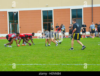 Himmel Soldaten aus 1st Battalion (Airborne), wird ein Flag-Fußball-Wettbewerb auf Caserma Del Din, Vicenza, Italien während der 173rd Airborne Brigade Bajonett Woche, 29. Juli 2014 503. Infanterieregiment teilgenommen. (Foto von visuellen Informationen Spezialist Antonio Bedin/freigegeben) 173. Luftlandebrigade Bajonett Woche 140729-A-YG900-006 Stockfoto