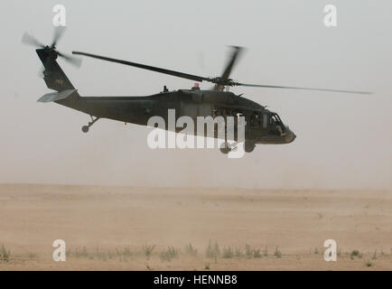 Nach der Reinigung des Ziels während der Operation Marauder Ernte in der desolaten westlichen Wüste des Salah Ad Din Provinz im Irak am 12. Apr, Soldaten aus der 56. Military Police Company und ihre irakischen s.w.a.t.-Gegenstücke, auf einem UH-60 Black Hawk-Hubschrauber auf dem Weg zurück zu einer Koalition base in der Nähe von Tikrit ausziehen. Handverlesenen durch Task Force Spartan Commander für außergewöhnlichen Service, Reserve MP Company Mission im Irak mit Full-Scale Luftangriff 84910 endet Stockfoto