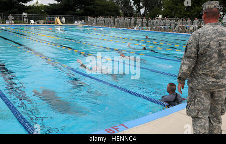 Charlie Company Soldaten zu beteiligen, das 100-Meter-Schwimmen in Uniform in einer Bemühung, die deutschen Streitkräfte Kenntnisse im Betrieb Sustainment Krieger 2014 gemeinsame Basis McGuire-Dix-Lakehurst, New Jersey OSW Abzeichen soll strenge und relevante Einzeltraining bieten, die Bereitschaft der Soldaten und Kundenbindung verbessert. (Foto: US Army Spc. Thomas X. Crough/veröffentlicht) OSW 2014 schwimmen in einheitlichen Test für die deutschen Streitkräfte Proficiency Abzeichen 140729-A-RU074-022 Stockfoto