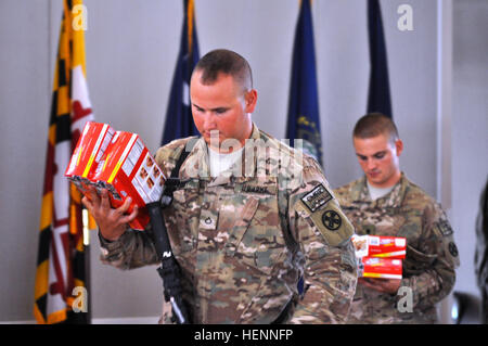 Soldaten der 1191st Ingenieur-Unternehmen, 216. Engineer Battalion, 16. Ingenieur-Brigade, eine Einheit der Nationalgarde aus Portsmouth, Ohio, wählen Sie Mahlzeiten für einen Flug nach Afghanistan, bei der Ankunft/Abfahrt Air Control Group, 31.Juli. Das Gerät wird mit retrograde Operationen für die Inanspruchnahme unterstützen. Heterogene Gruppe von Ingenieuren bereitstellen nach Afghanistan 140731-A-AC043-002 Stockfoto