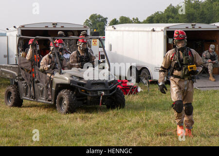 Ein Such- und Rettungsaktionen Team vom 440. Chemical Company, Alabama National Guard, Task Force 46, rollt aus dem Stagingbereich während lebendige Antwort 14, 2. Aug. um Camp Atterbury, ind.-lebendige Antwort ist eine Trainingsübung US Northern Command-geförderten Bereich für chemische, biologische, radiologische, nukleare und High-Yield-explosive Folge Management Kräfte entwickelt, um ihre Fähigkeit zur Reaktion auf Katastrophen zu verbessern. Der Such- und Rettungsdienst-Team widmet sich eine mögliche Altlast zu bewerten und unterstützen bei der Evakuierung der Vertriebenen Bürger während eines CBRN-Ereignisses. (US-Arm Stockfoto