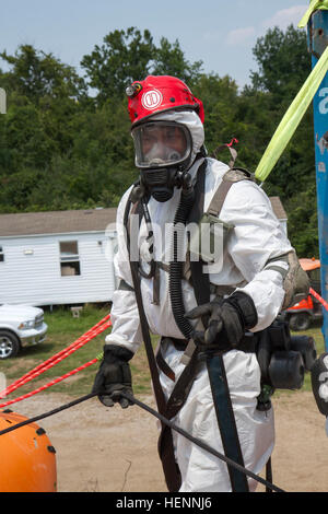 Alabama National Gardist Spc. Tod Rafferty, 440. Chemical Company, Task Force 46, betreibt ein Sicherungsgerät Seil während der gefährlichen Material Anzug während lebendige Antwort 14, 3. August Camp Atterbury gemeinsame Manöver Training Center, ind.-Vibrant Reaktion ist ein US Northern Command-gesponsert, US-Armee nach Norden führte Feld Trainingsübung für chemische, biologische, radiologische, nukleare und High-Yield-explosive Folge Management Kräfte entwickelt, um ihre Fähigkeit zur Reaktion auf Katastrophen zu verbessern. (Foto: US-Armee Sgt. Dani Salvatore, 27. Public Affairs-Abteilung) 440. chemische C Stockfoto