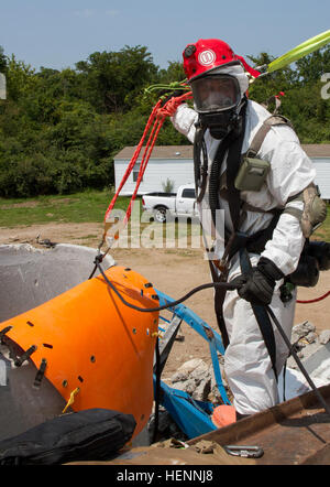 Alabama National Gardist Spc. Tod Rafferty, 440. Chemical Company, Task Force 46, mans ein Sicherungsgerät Seil um eine simulierte Überlebende in einer Betonkonstruktion gesichert, während eine gefährliche Material Anzug während lebendige Antwort 14, 3. August, Camp Atterbury gemeinsame Manöver Training Center, ind. lebendige Antwort eine geförderte US Northern Command ist, US Army North led-Feld Trainingsübung für chemische, biologische , radiologische, nukleare und High-Yield-explosive Folge Management Kräfte entwickelt, um ihre Fähigkeit zur Reaktion auf Katastrophen zu verbessern. (US Armee-Foto von Sgt. Dani Salva Stockfoto