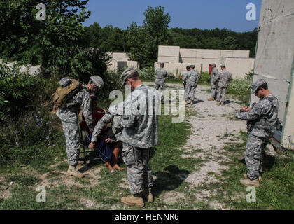 Armee-Reserve-Soldaten zugewiesen 412. Civil Affairs Bataillon, Columbus, Ohio, bieten medizinischen Behandlung zu einer Prüfpuppe simulieren ein Überlebender einer Atombombe am 4. August, während lebendige Antwort 14, Camp Atterbury gemeinsame Manöver Training Center, ind.  Lebendige Antwort ist ein US Northern Command gesponsert, US Army North geführt, training Übung für chemische, biologische, radiologische, nukleare und High-Yield-explosive Folge Management Kräfte entwickelt, um ihre Fähigkeit zur Reaktion auf Katastrophen zu verbessern. (Foto: U.S. Army Spc Caitlyn Byrne, 27. Public Affairs-Abteilung) Link Stockfoto