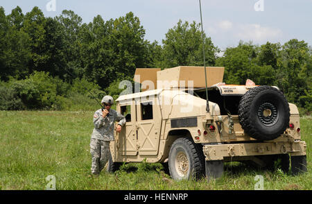 Ein Soldat der Armee Reserve zugewiesen 412. Civil Affairs Bataillon, Columbus, Ohio, fordern Sie Anrufe in eine medizinische Evakuierung Aug. 4, während lebendige Antwort 14, Camp Atterbury gemeinsame Manöver Training Center, ind.  Lebendige Antwort ist ein US Northern Command gesponsert, US Army North geführt, training Übung für chemische, biologische, radiologische, nukleare und High-Yield-explosive Folge Management Kräfte entwickelt, um ihre Fähigkeit zur Reaktion auf Katastrophen zu verbessern. (Foto: U.S. Army Spc Caitlyn Byrne, 27. Public Affairs-Abteilung) Verknüpfen Sie und verbinden Sie, zivile Angelegenheiten Soldaten res Stockfoto