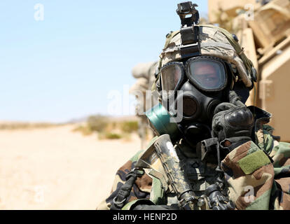 Ein Soldat der US-Armee der Delta Company, 3. Bataillon, 69. Panzerregiment, 1. Panzerbrigade Combat Team, 3. Infanterie Division, koordinierte sich mit Teammitgliedern während der entscheidenden Action Rotation 14-09 in Fort Irwin, Kalifornien, und übte dabei wichtige Aufgaben in der Weitbereichssicherheit und in kombinierten Waffenmanövern aus. Stockfoto